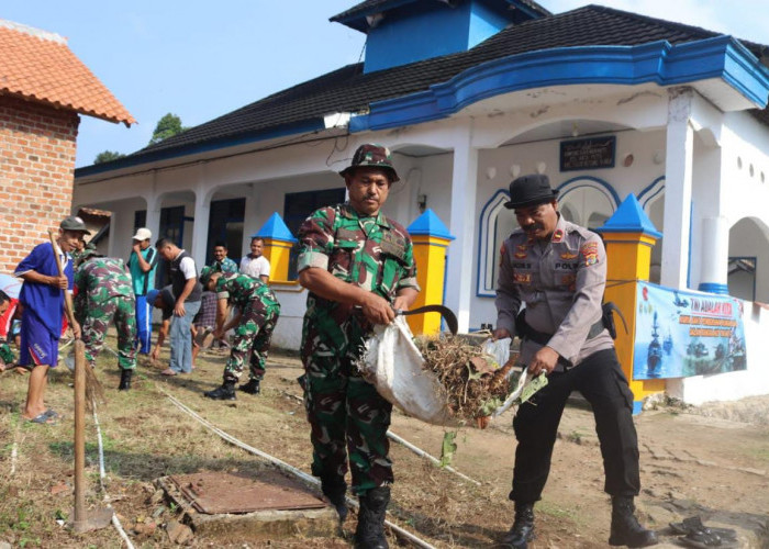 Peringati HUT TNI Ke-77, TNI-POLRI dan Masyarakat Laksanakan Pembersihan Rumah Ibadah