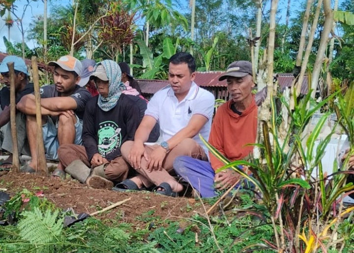 Pj Peratin Gunung Terang Pimpin Silaturahmi Bersih Makam Bersama Seluruh KPM Bansos