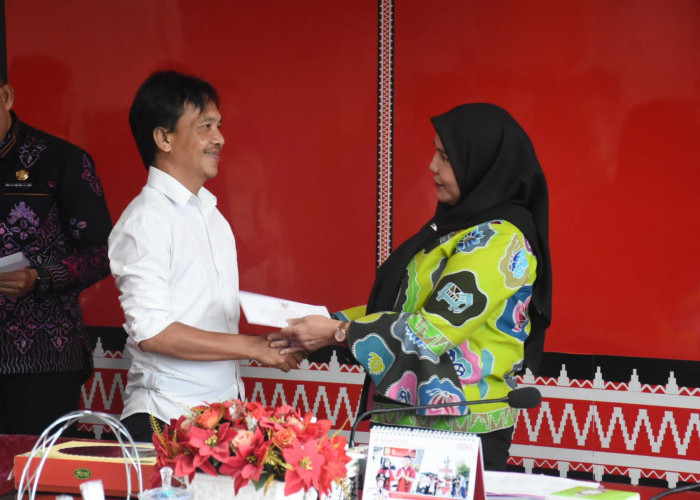 Wali Kota Bandar Lampung Serahkan Bantuan Kepada Warga yang Terdampak Musibah
