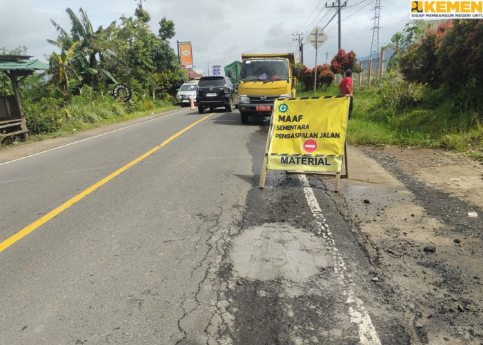 Gerak Cepat BPJN Tambal Lubang Jalan Nasional Sumber Jaya–Liwa