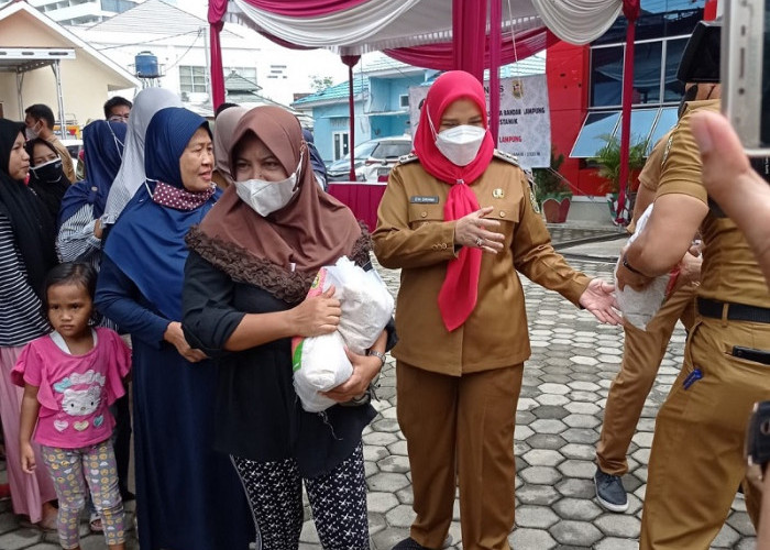 Warga Bandar Lampung Dapat Bantuan Beras Ukuran 5 Kilogram 