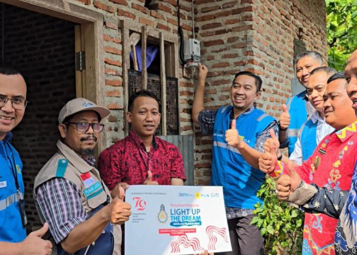 Kado HUT RI ke-79, PLN Nyalakan 39 Sambungan Listrik Gratis Keluarga Prasejahtera di Lampung