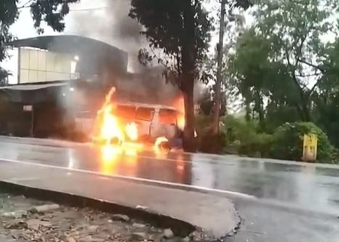 Mobil Angkot Terbakar di Depan Kantor DPRD Lampung Utara, Diduga Usai Isi BBM