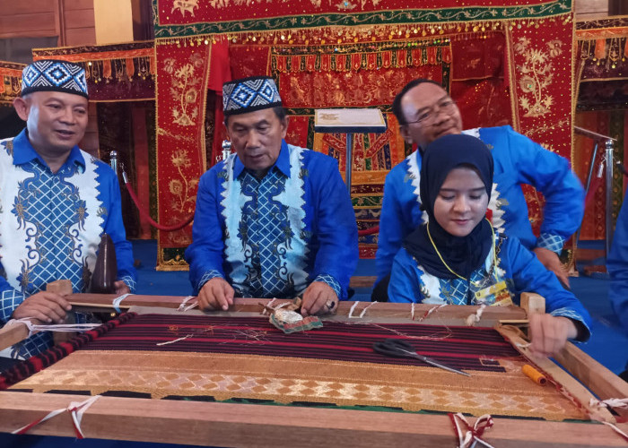 Tampilkan Kain Tapis dan Produk UMKM di Lampung Fair