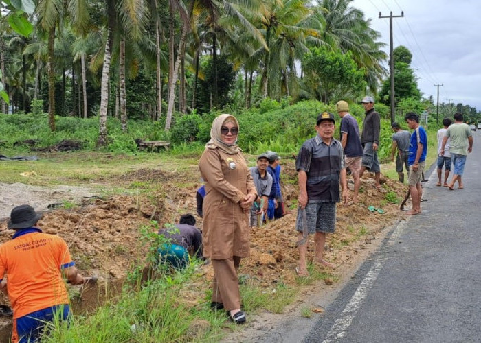 Warga Way Napal Gotong Royong Bersihkan Drainase