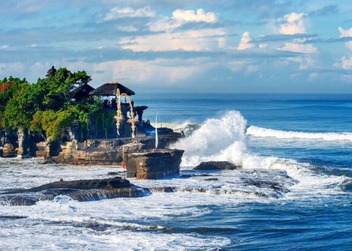 Tanah Lot: Harmoni Laut, Spiritualitas, dan Pesona Abadi Bali