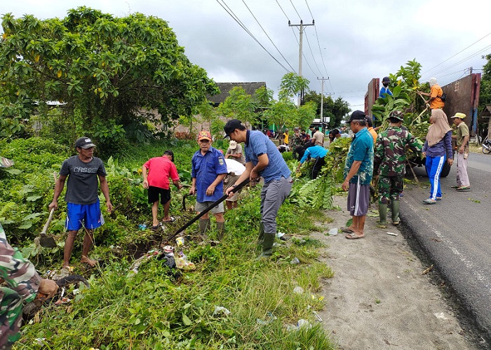 Gotong Royong Bersihkan Drainase, Plt.Camat Krui Selatan Terjun Langsung Bersama Warga