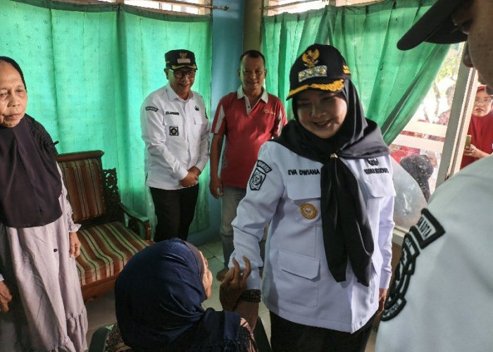 Turun Langsung ke Bumi Waras, Bunda Eva Serahkan Bantuan Alat Kesehatan untuk Warga 