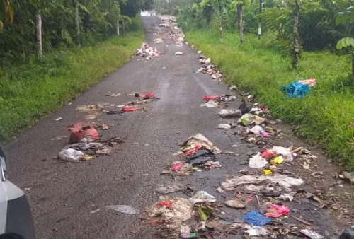 Tak Kunjung Diangkut, Sampah di Jalan Sersan Sulaiman Bertaburan