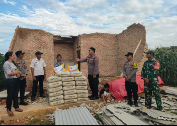 Kapolres Lampung Selatan Berikan Bantuan Kepada Korban Angin Kencang Di Jatiagung 