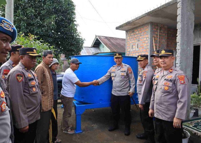 Warga Lingkungan Pantau Dapat Bantuan Tandon Air dari Polres Lampung Barat 
