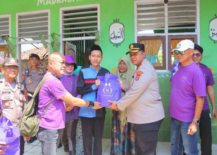 Polresta Bandar Lampung Bersama PT Asia Makmur Bagikan Ratusan Paket Sembako untuk Warga Korban Banjir