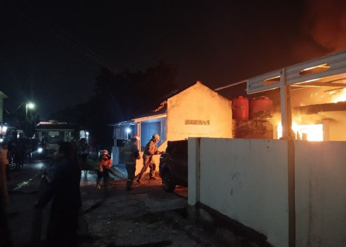 Damkar Bandar Lampung Padamkan Kebakaran Rumah di Gedong Air dalam Waktu 4 Menit