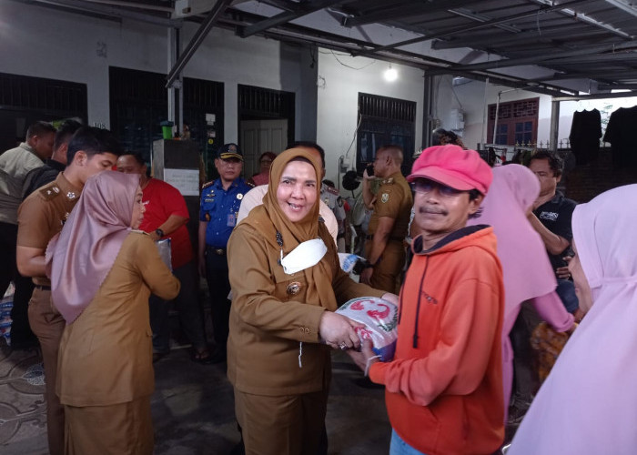 Wali Kota Bandar Lampung Menyerahkan Bantuan Bagi Korban Banjir
