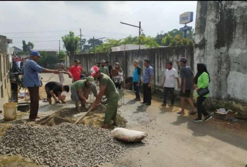 Lurah Kampungbaru Raya Bersama Warga Cor Jalan Bersumber Dana Bantuan PT Track