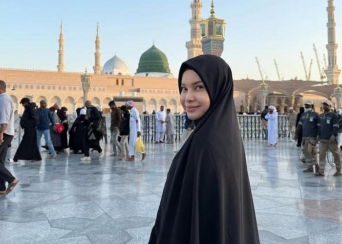 8 Artis Umrah di Awal Tahun 2026, dari Celine Evangelista hingga Rossa