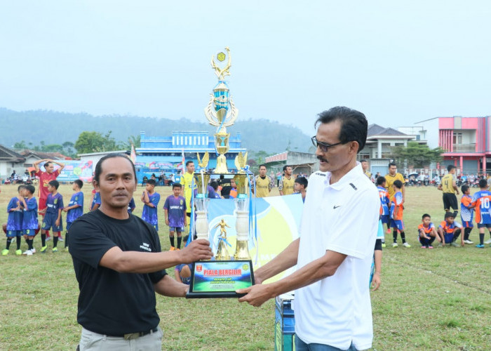 Pembukaan Turnamen Sepak Bola Peratin Cup Season 10 Pekon Purajaya Meriah 