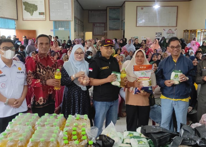 Berburu Kebutuhan Pokok, Operasi Pasar Bersubsidi Dipadati Warga