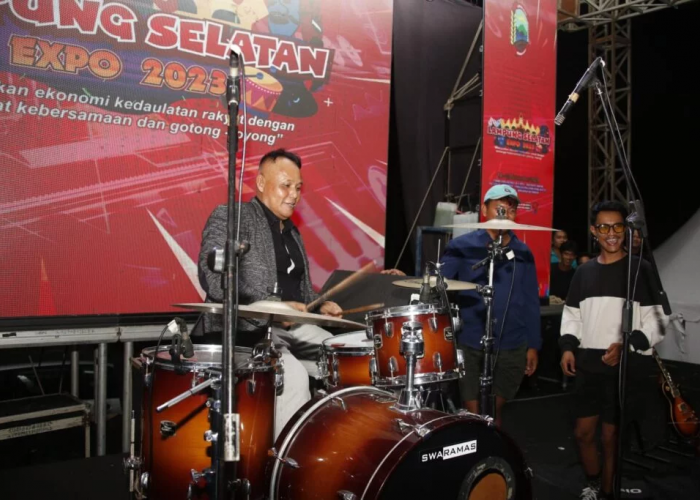 Hadiri Malam Pentas Seni Budaya Lampung Selatan Expo 2023, Bupati Nanang Ermanto Menyanyi dan Main Drum