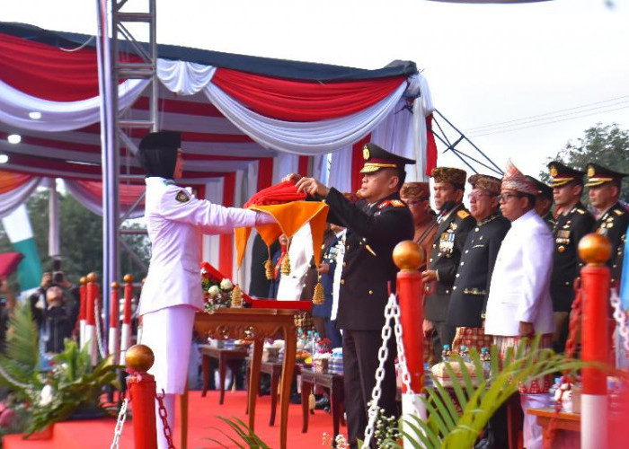 Pimpin Upacara Penurunan Bendera, Kapolda Lampung Serukan Semangat Gotong Royong