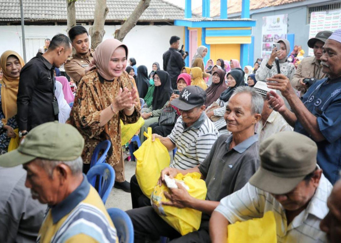 Harganas 2023, Ketua LKKS Lampung Bagikan Bantuan Sembako di Kota Metro
