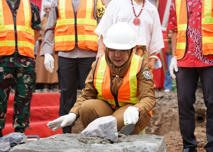 Peletakan Batu Pertama Dilakukan Eva Dwiana, Pertanda Pembangunan Tugu Pagoda China Twon Dimulai