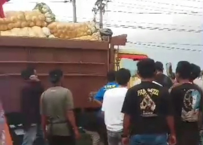 Lupa Rem Tangan, Truk Bermuatan Sayuran Seruduk Lapak Dagangan Pasar Malam di Sekincau 