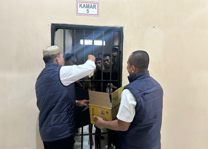 Polres Lampung Utara Bagikan Takjil untuk Tahanan, Wujud Kepedulian di Bulan Ramadan