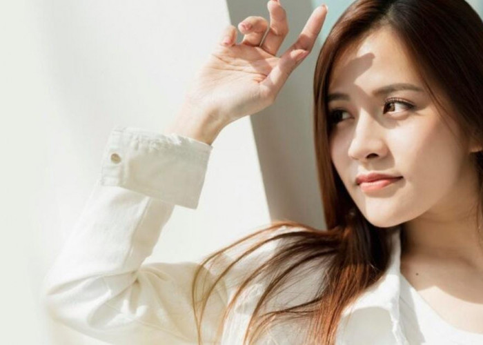 Rahasia Kulit Cerah Terlindungi, Wardah UV Shield Essential Sunscreen Gel Ringan Tanpa Rasa Lengket