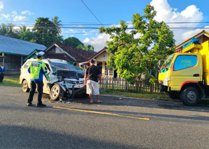 Diduga Serobot Jalur, Truk Hantam Avanza di Way Suluh