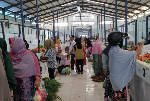 Diskopdag Tata Pasar Waybatu, Seluruh Pedagang Masuk Gedung Pasar Rakyat