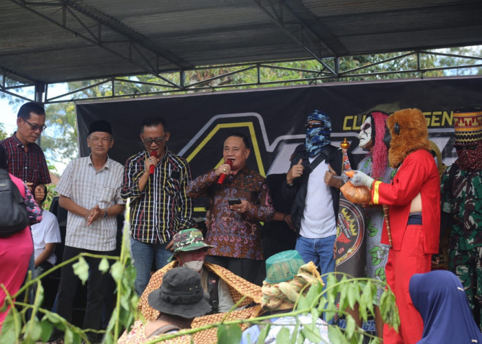 Sekura Cakak Buah di Kenali, Wabup Ajak Generasi Muda Lestarikan Tradisi