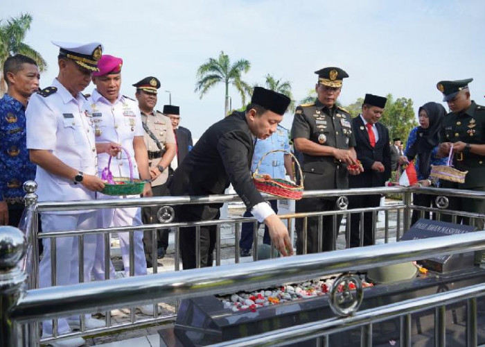 Ziarah dan Tabur Bunga di Taman Makam Pahlawan Tradisi HUT Lampung
