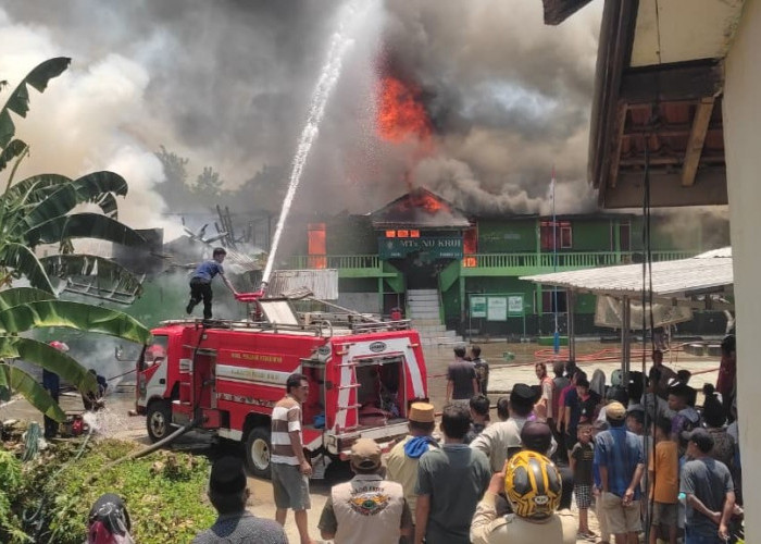 Gedung MTS NU Pasar Krui Terbakar, Petugas Damkar Berjibaku Padamkan Api