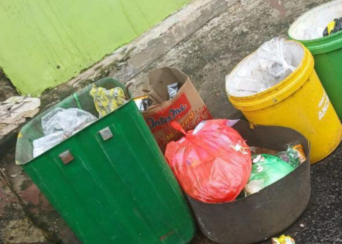 Sampah Menumpuk Berhari-hari, Warga Rajabasa Keluhkan Kinerja Petugas Kebersihan