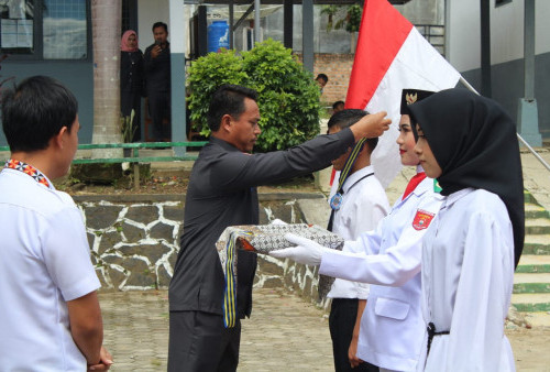 Pelepasan Siswa Kelas XII SMKN 1 Waytenong Berlangsung Meriah 