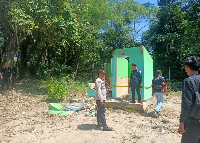 Tim Labfor Polda Sumsel Bawa Lima Kantong Abu-Arang dan Kayu dari Lokasi Kantor TNBBS Resort Suoh yang Dibakar