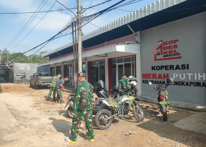 Sinergi TNI dan Warga, Babinsa Langkapura Pimpin Aksi Bersih Lingkungan
