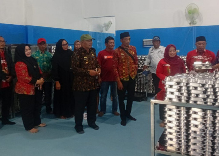 Kadis PMP Lampung Barat Tinjau Dapur MBG di Kecamatan Gedung Surian