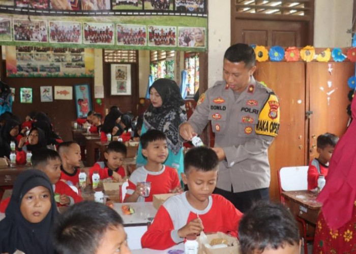 Polres Lampung Selatan Gelar Program Makan Bergizi Gratis di SDN 2 Way Lubuk