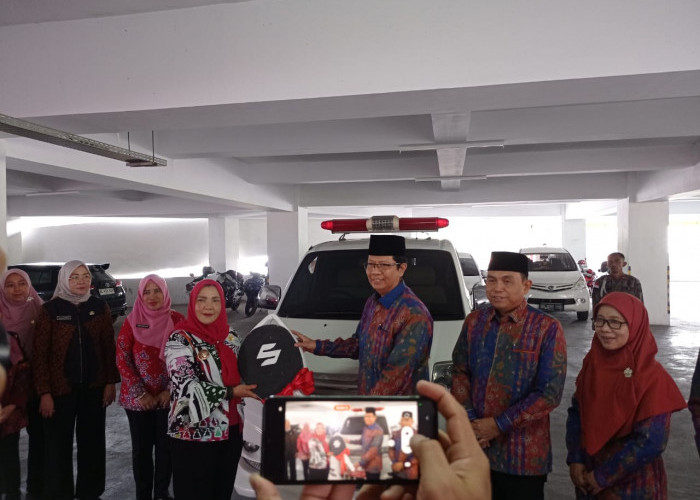Wali Kota Bandar Lampung Menyerahkan Mobile Ambulance untuk Klinik UIN Raden Intan Lampung