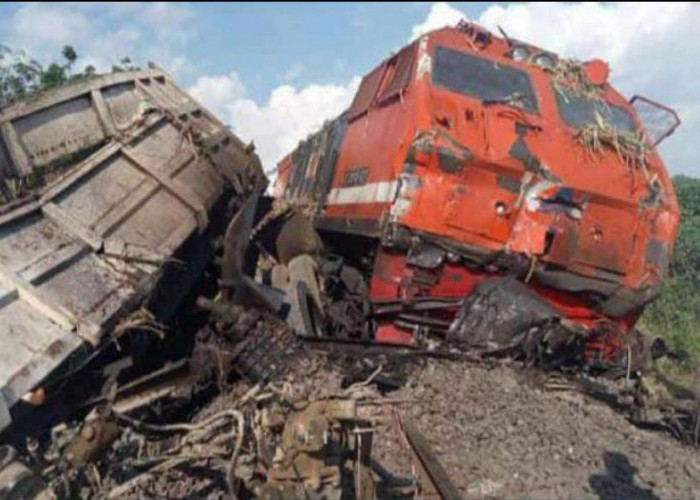 Kereta Api Kuala Stabas Tabrak Truk Bermuatan Tebu di Lampung Utara