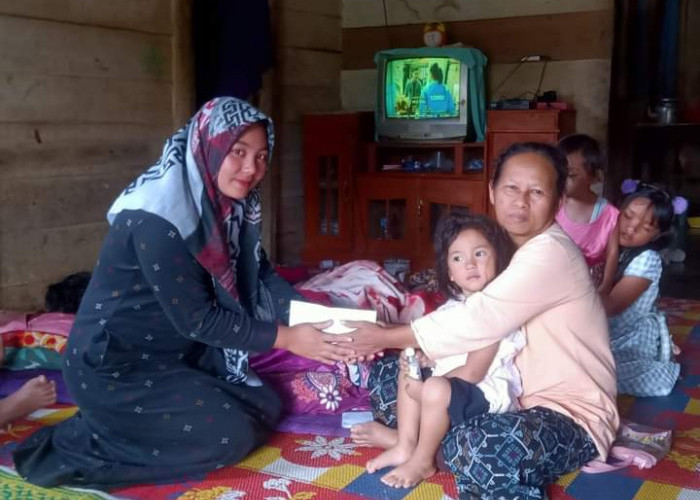SKDC Lambar Serahkan Hasil Galang Dana untuk Kakak Beradik di Pekon Puramekar 