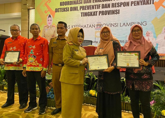 Dinkes Pesisir Barat Terima Tiga Penghargaan dari Pemprov Lampung
