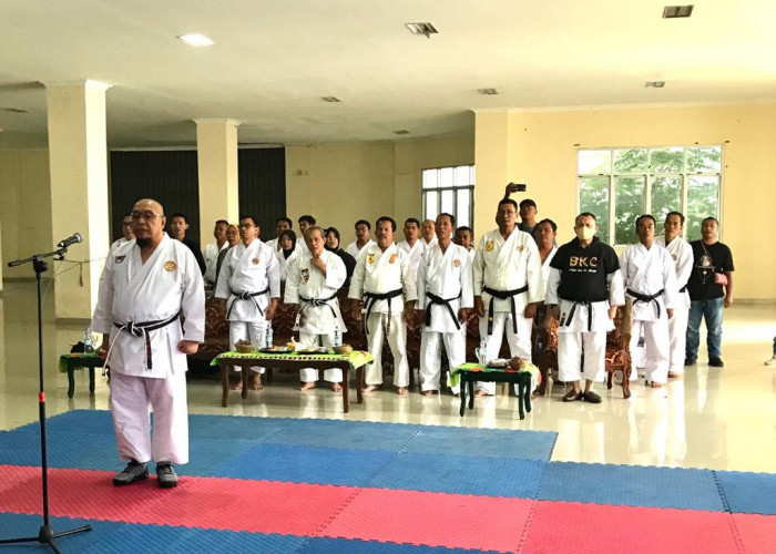 Tony Lepas Kontingen Atlet Karate BKC Lampung Mengikuti Kejurnas Karate di Bandung