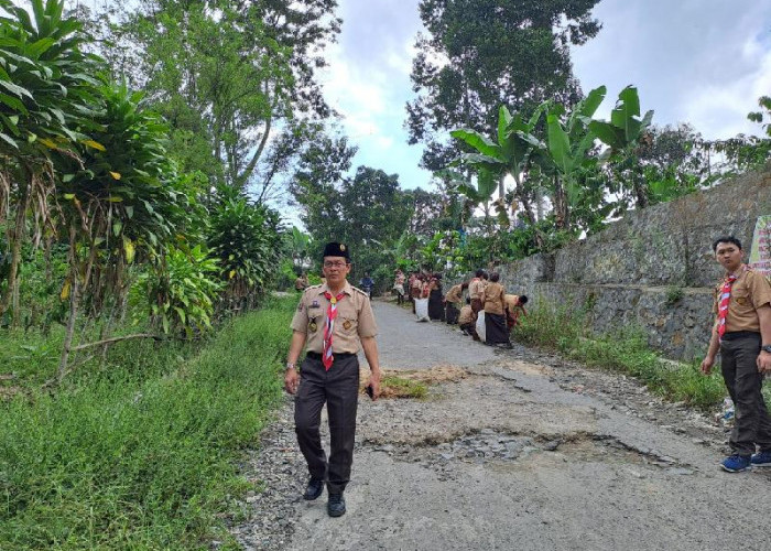 Kegiatan Jumat Bersih Serentak SMAN 1 Way Tenong Tata Jalan Rusak Menuju Sekolah