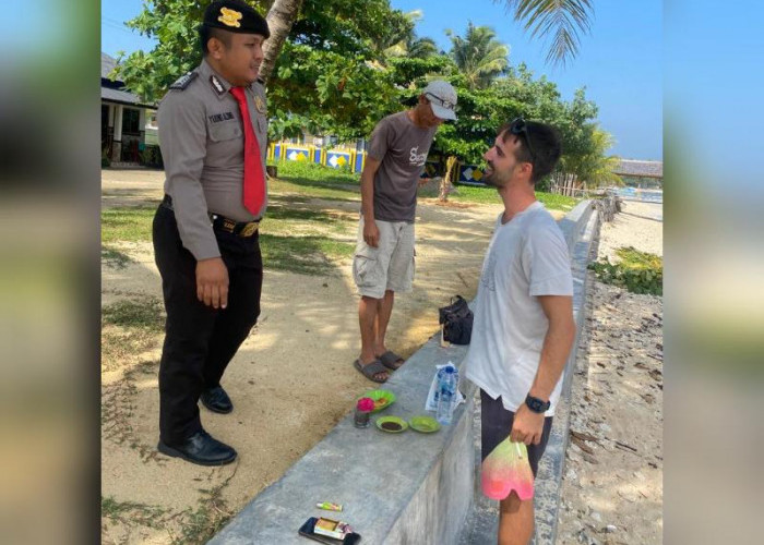 Tourist Police Polres Pesisir Barat Rutin Patroli Dialogis Dengan Wisatawan