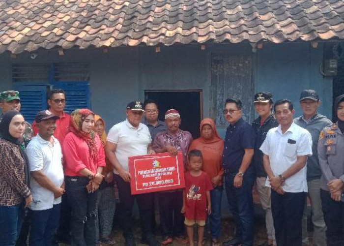 Bupati Lampung Selatan Nanang Ermanto Serahkan Bantuan Bedah Rumah 6 Unit di Kecamatan Jatiagung