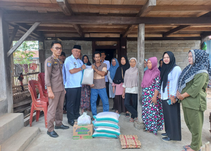 Wakili Pemkab Lampung Barat, Camat Belalau Salurkan Bantuan Korban Kebakaran di Kenali