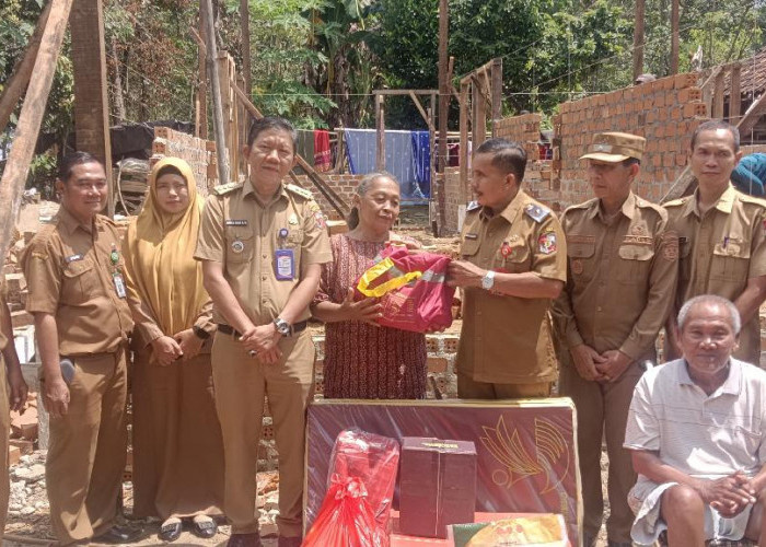 Dinsos Lampura Salurkan 700 Bantuan untuk Korban Bencana, Warga Terbantu